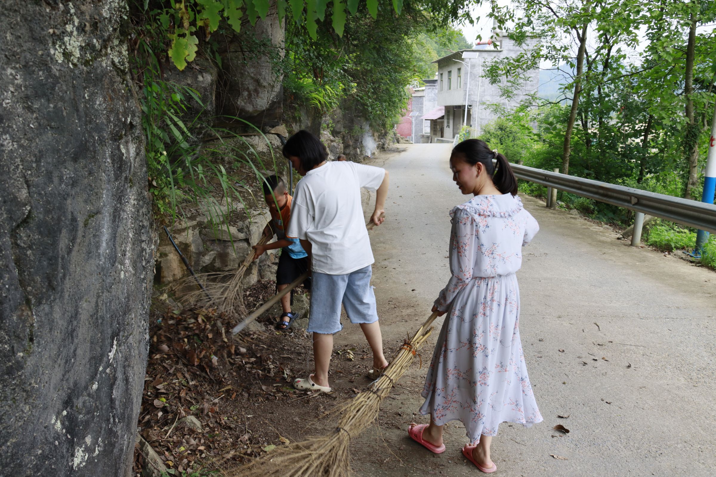 铜鼓镇官塘村:三姐弟暑假顶岗扫路 美化乡村环境卫生