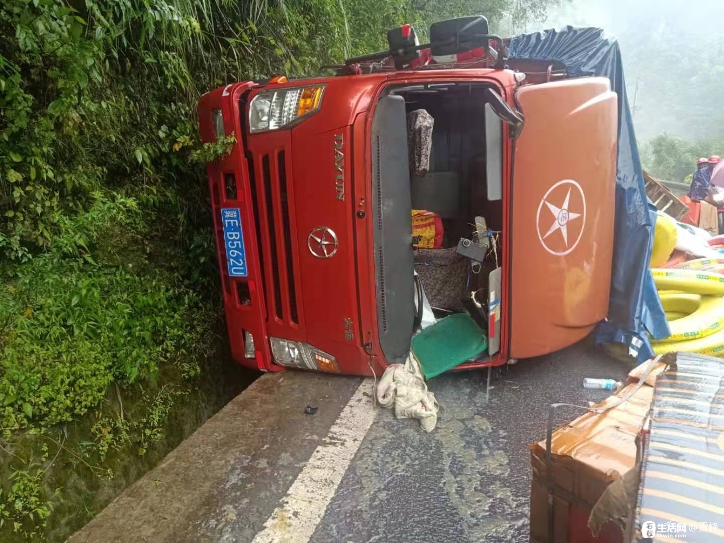 突发石柱至马武一货车发生侧翻