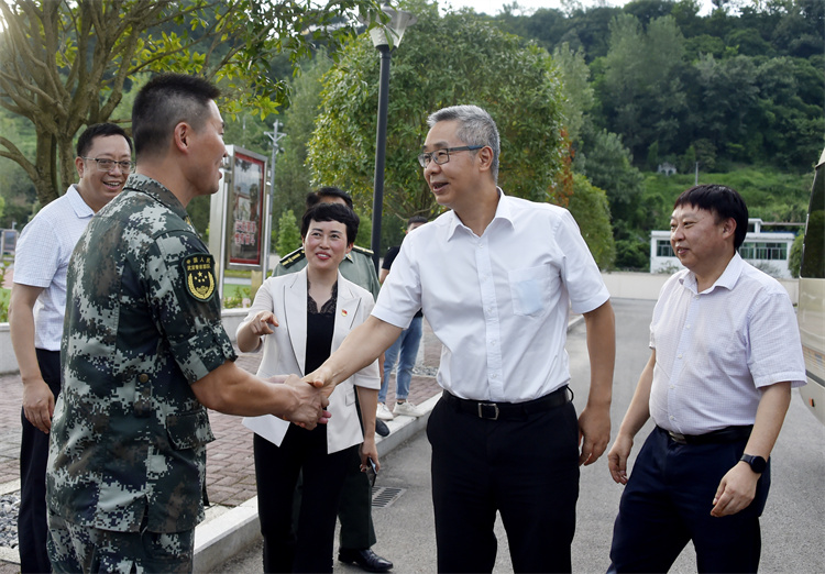 王志傑種及靈李景耀徐志紅看望慰問駐涪官兵和優撫對象