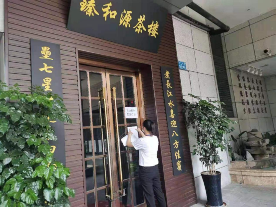 天宮殿街道副主任張永娟檢查轄區藥店記錄表天宮殿街道