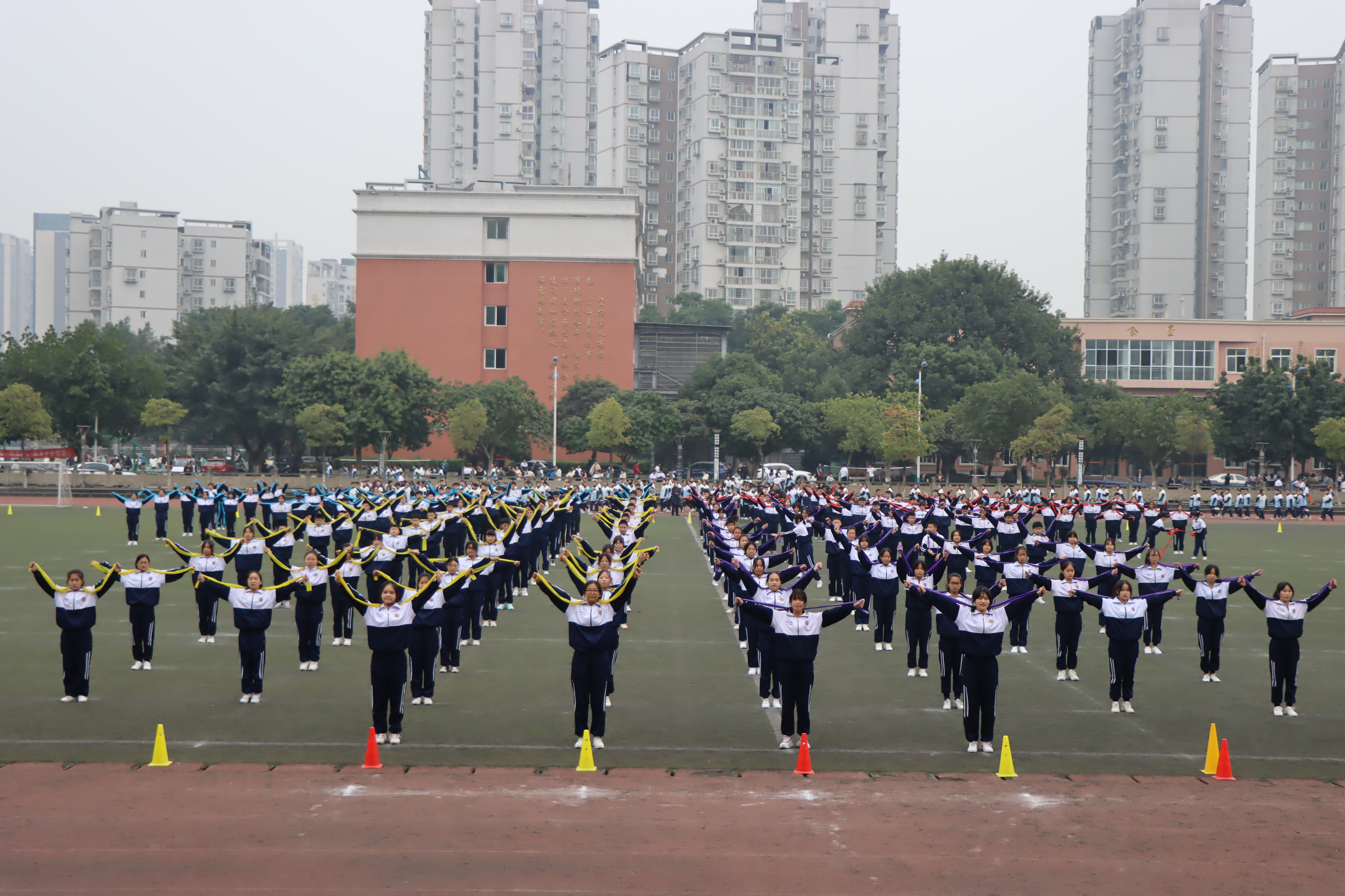 3500余名学生舞动赛场荣昌初级中学举办第十六届体育艺术科技三节大