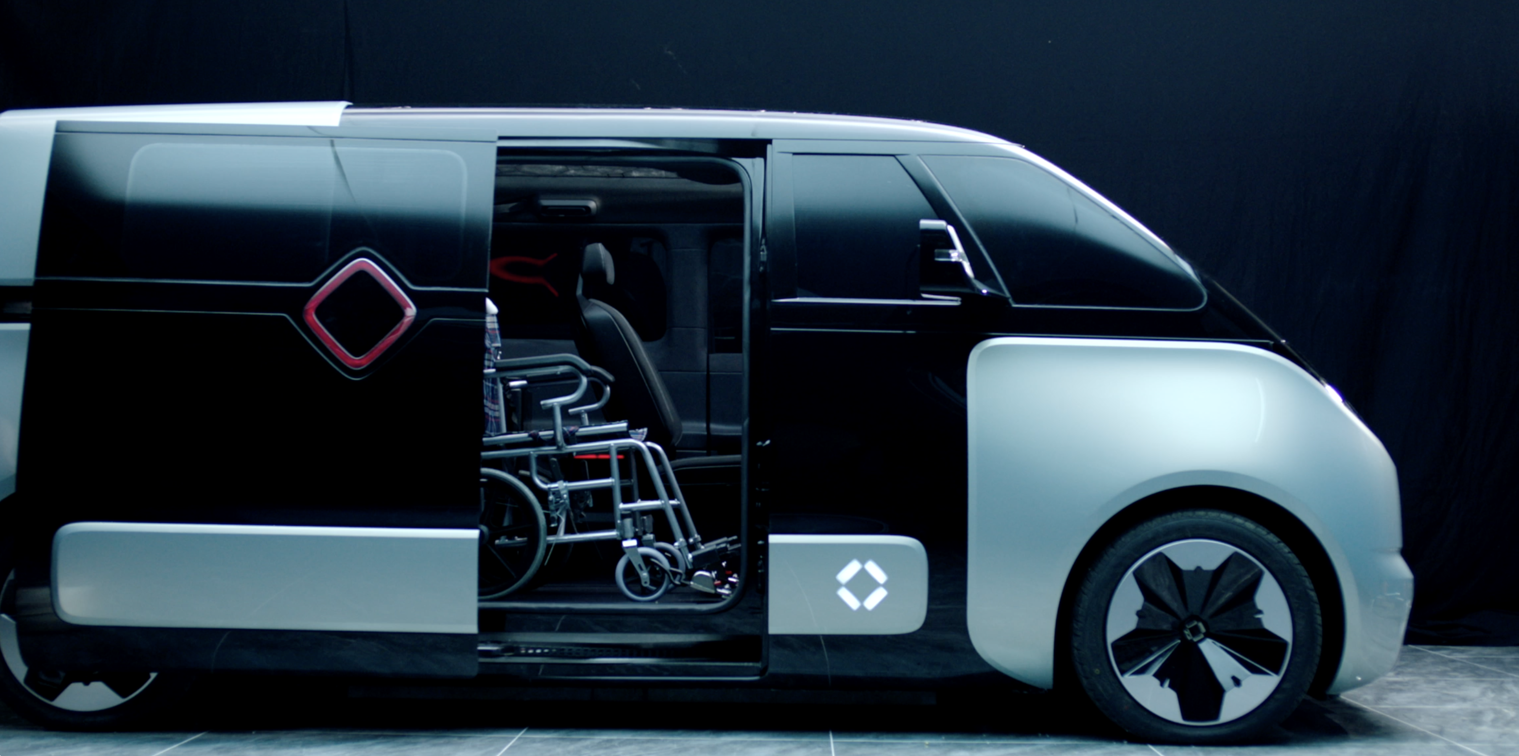 两者比较过后,盒子汽车的定位则更加高端,其舒适性,功能性和续航里程