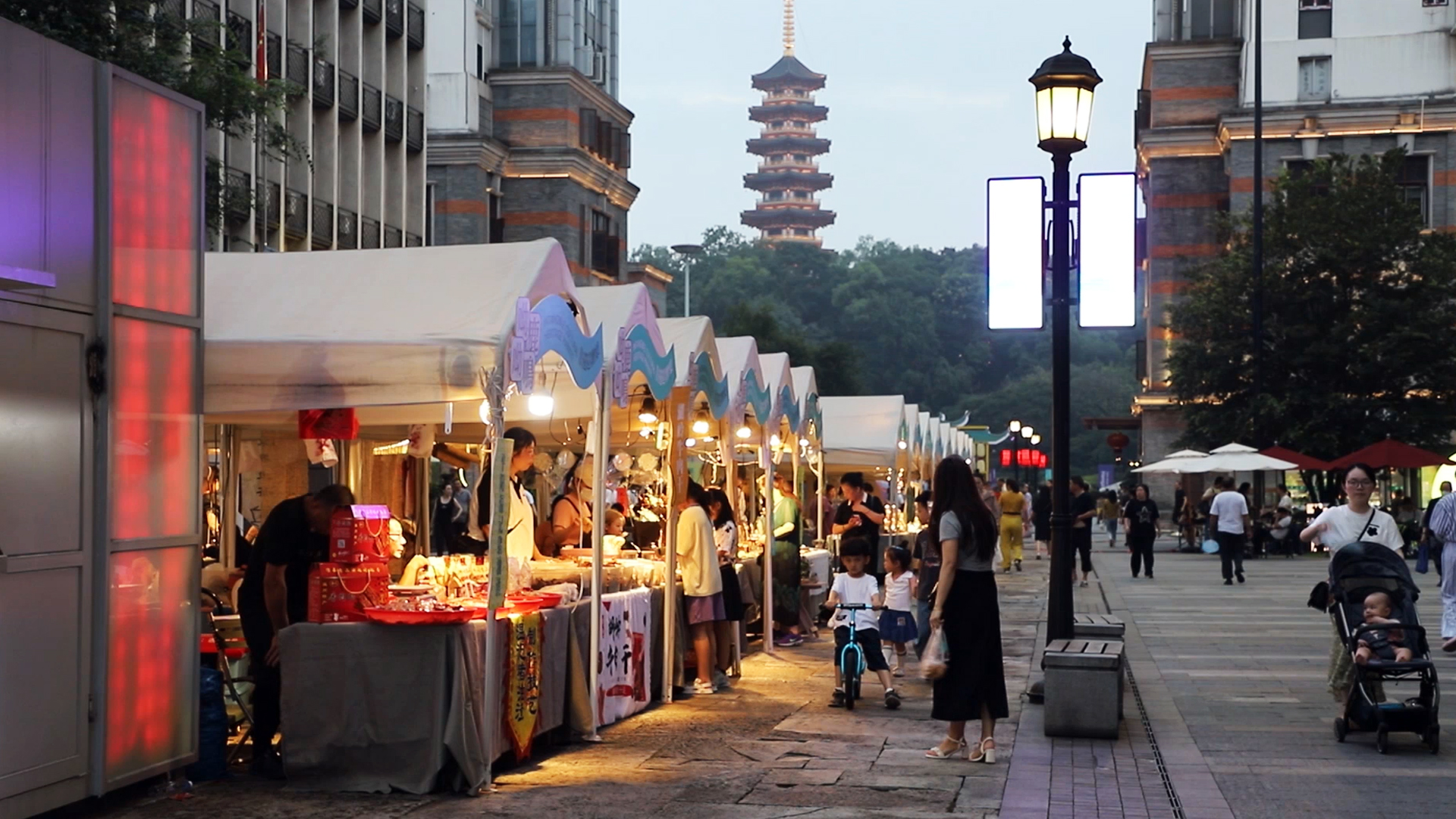 首页>新闻>时政新闻>如今,夜市除了吃喝,还涌现出非遗市集,音乐市集