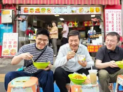 “雷军武汉过早同款套餐”上架，市民争坐“