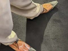 YSL新款男士透明皮鞋遭吐槽“脚臭可视化