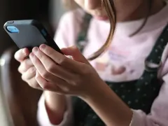 AI成青少年“电子树洞”，虚拟陪伴如何守