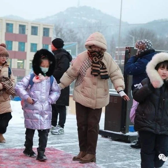 风雪中，师生温暖相携，平安同路