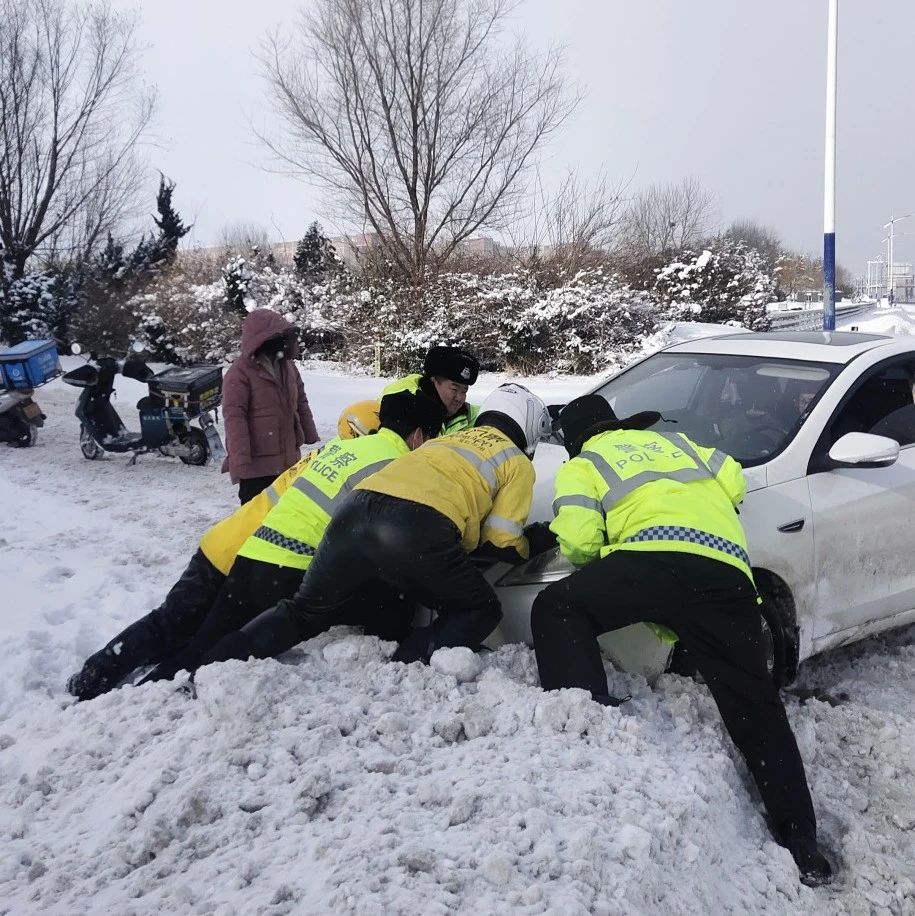 “荧光绿”“推车侠”……大雪中，他们的坚守温暖了你我！