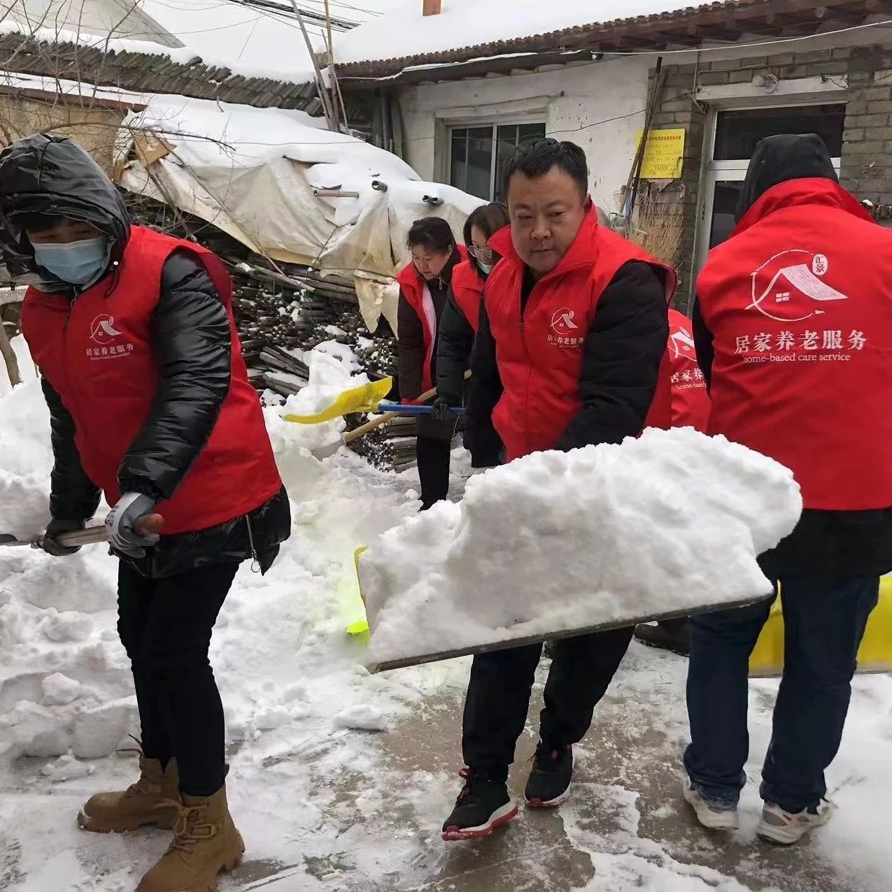 龙口市民政局情系分散特困供养老年人为困难群众清扫积雪、送棉被