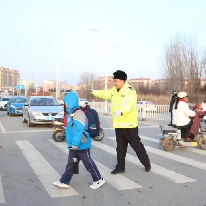 莱阳交警开启“护学岗”，守护平安上学路！