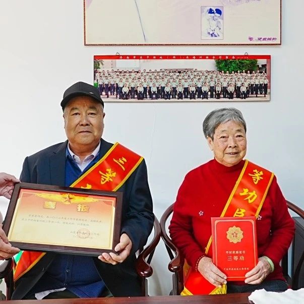 荣立三等功！烟台黄渤海新区为立功受奖现役军人家庭送喜报