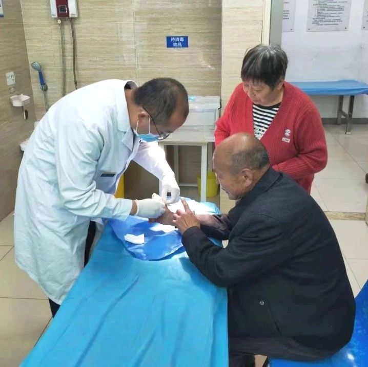 10分钟！警车开道火速送断指老人就医