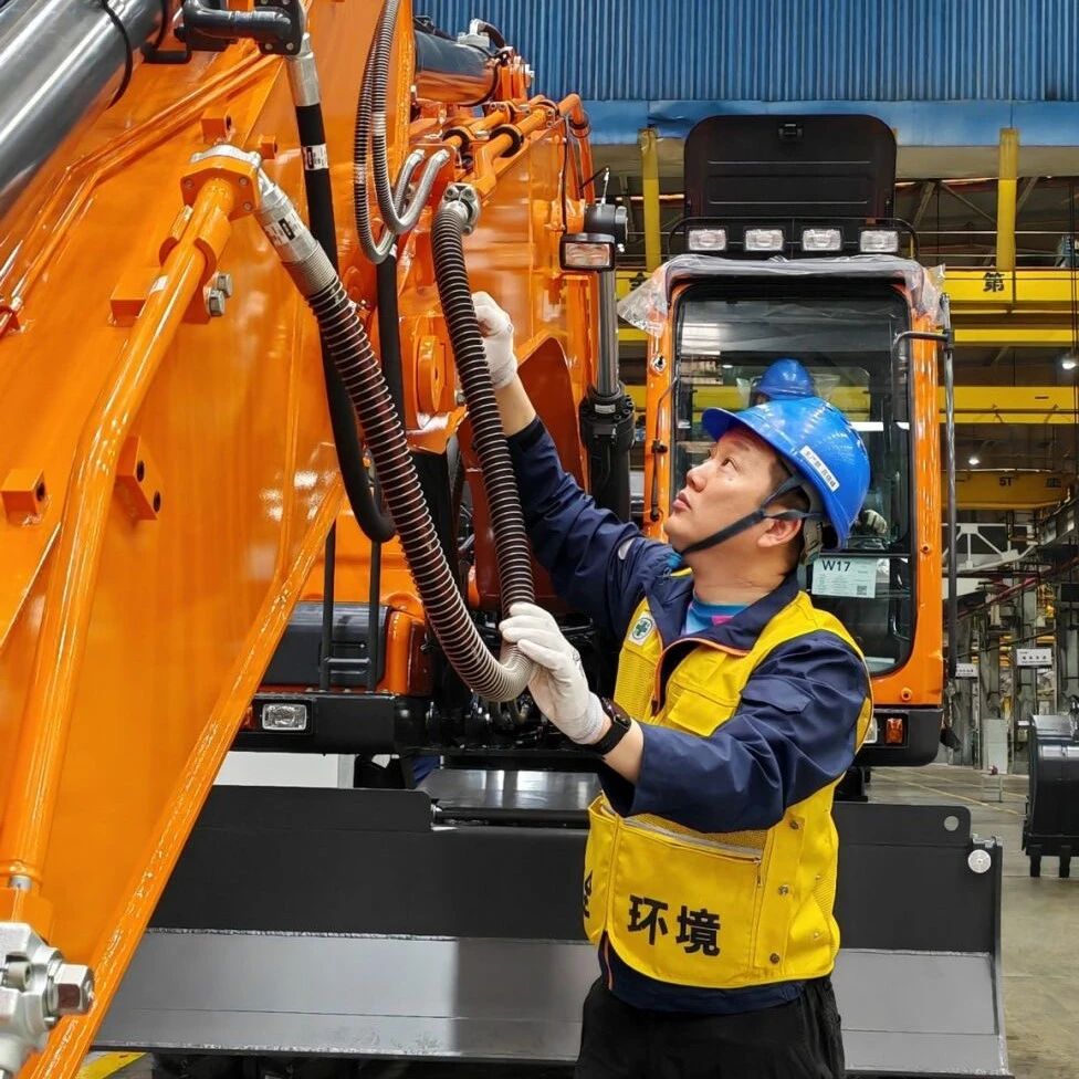 中国梦•劳动美丨吕晓峰：从普通钳工到挖掘机实用成果研究“达人”