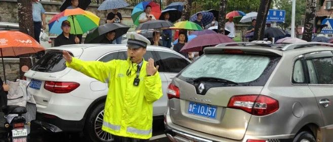 暴雨遇“警”，烟台交警暖心“陪考”！