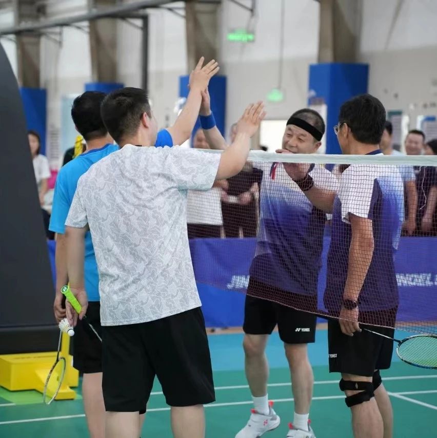 栖霞市举办庆“七一”职工羽毛球比赛