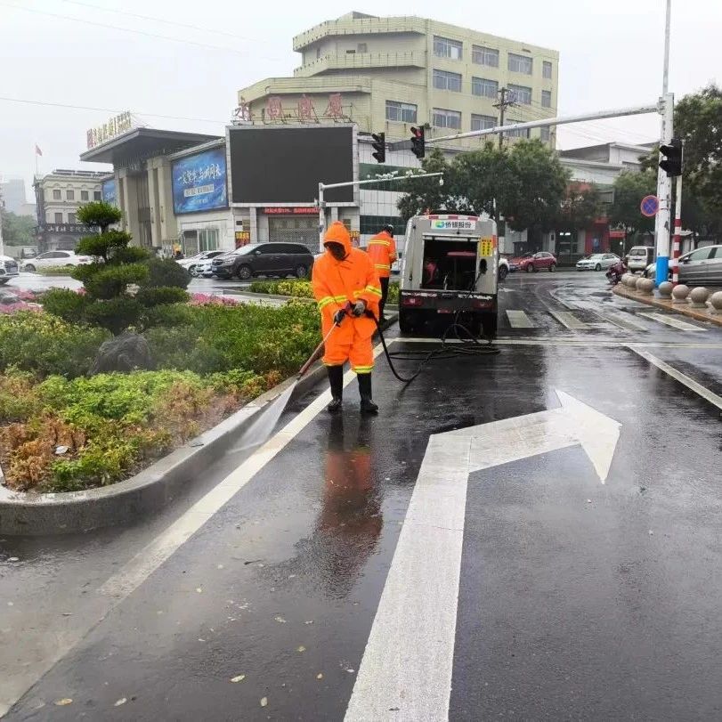 莱州：“借雨”巧作业 洗出城市新“颜值”