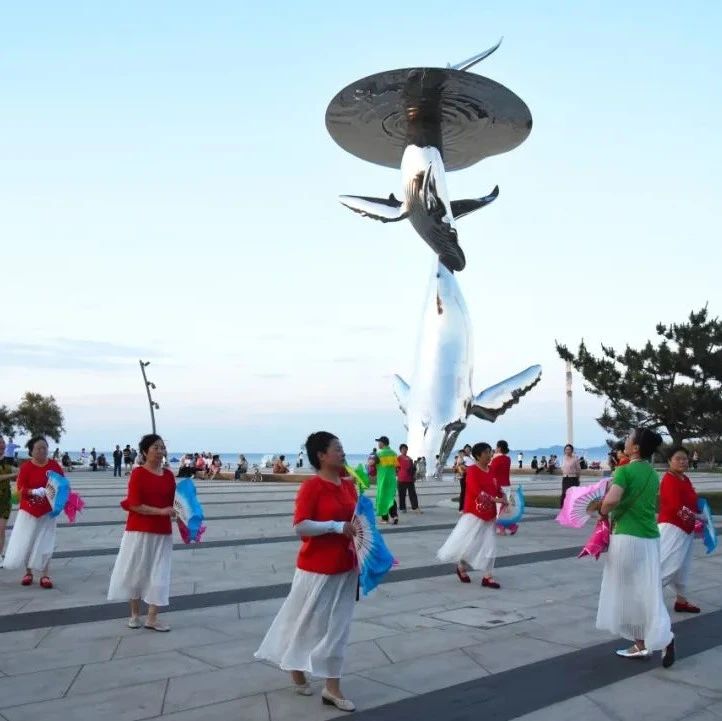 日落后的海边，夏天的精彩才刚刚开始……