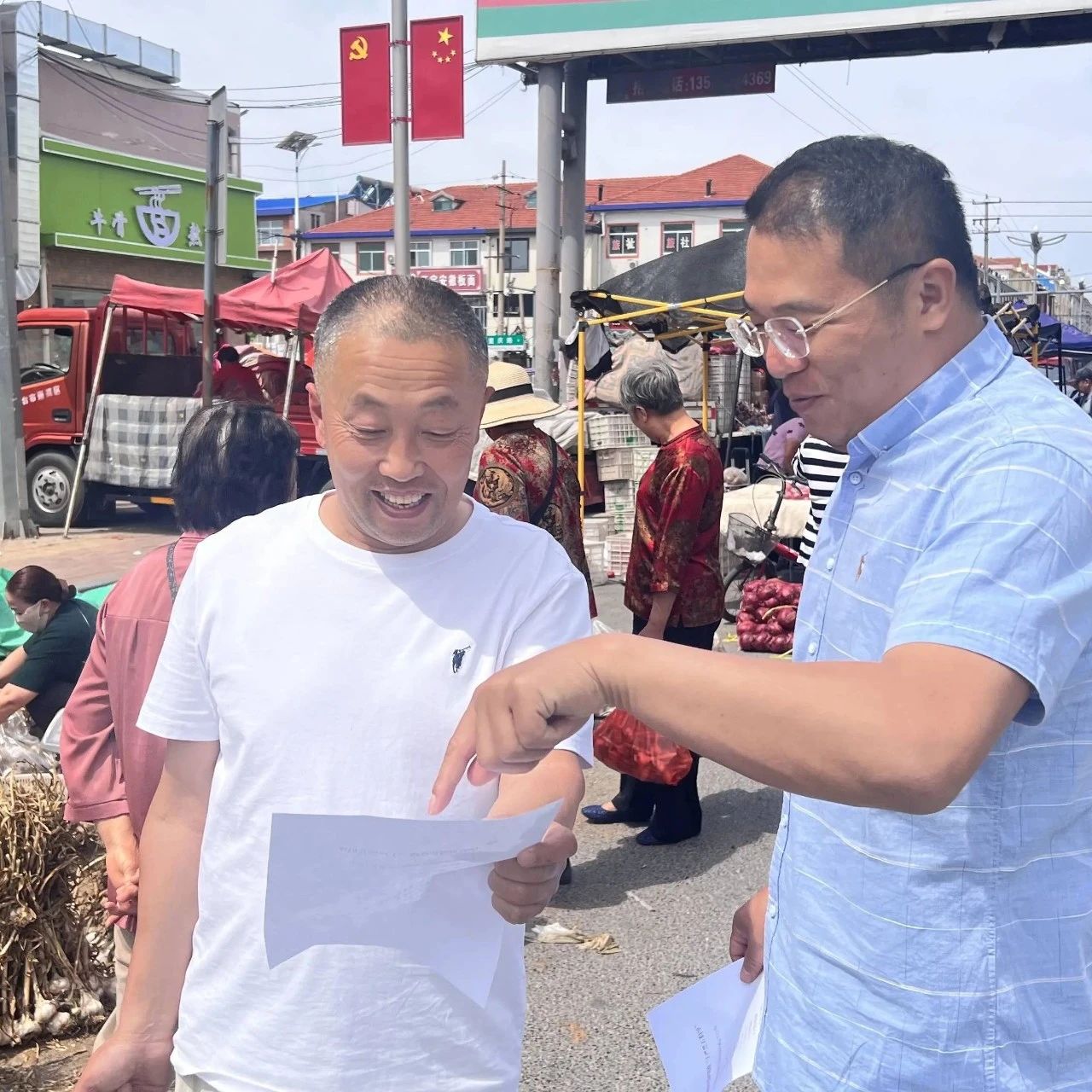 桃村镇开展反邪教宣讲进集市活动