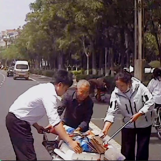 暖心 | 老人推车侧翻，公交驾驶员与市民热心相助