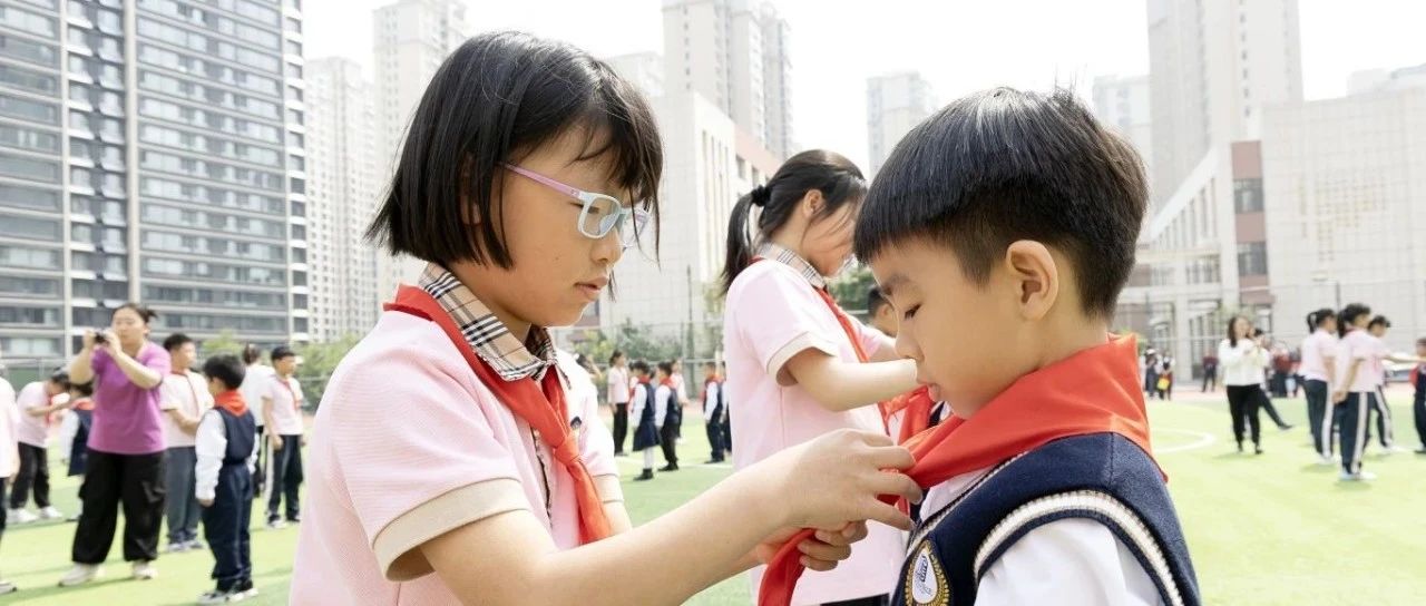 点燃少先队员光荣使命 烟台高新区第二实验小学开展分批入队活动