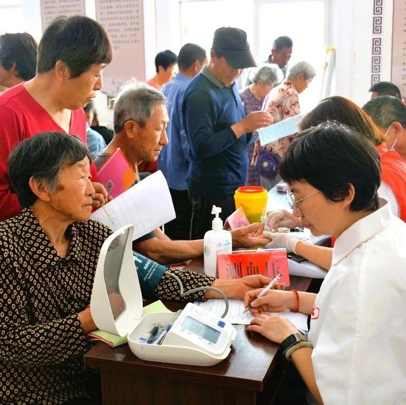 携手送温暖，送医药下乡！他们一直在坚持→