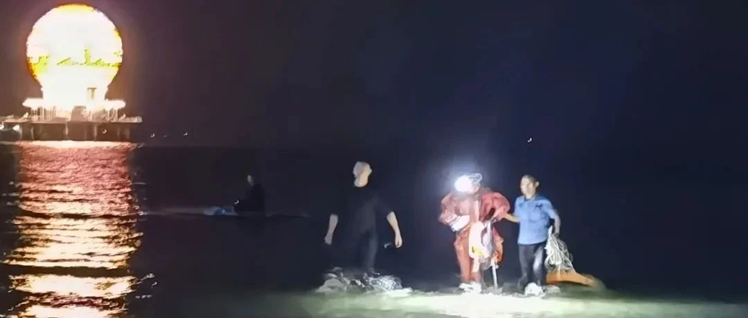 海里有人！民警冲向漆黑海面那一刻，整片海滩安静了