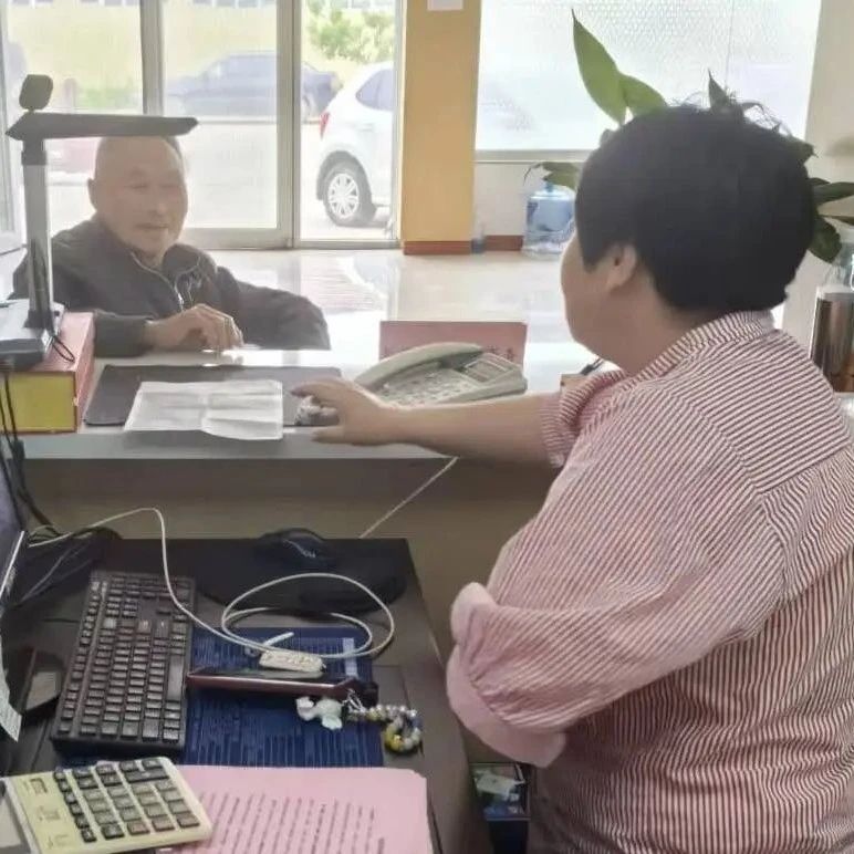 栖霞观里镇：优服务促落实 做好服务群众“贴心人”