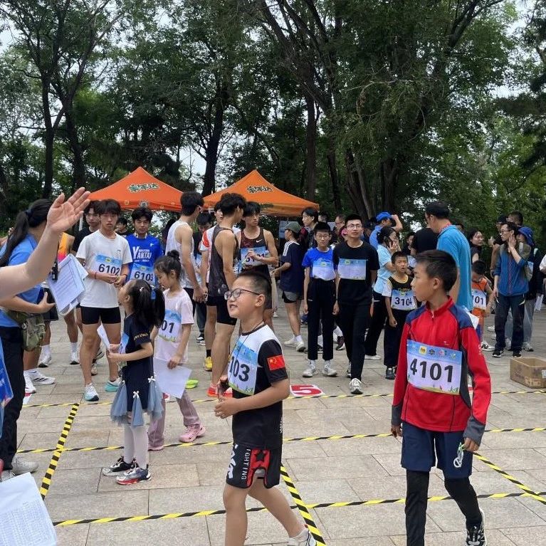 烟台市第十五届全民健身运动会无线电测向与定向运动比赛在烟台山开幕