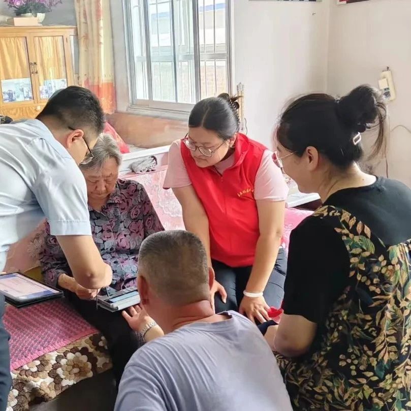 上门更换社保卡！为“银发一族”服务到“家”！