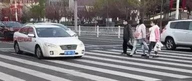“随手拍”不是随便拍！上传标准在这里！丨机动车不礼让行人