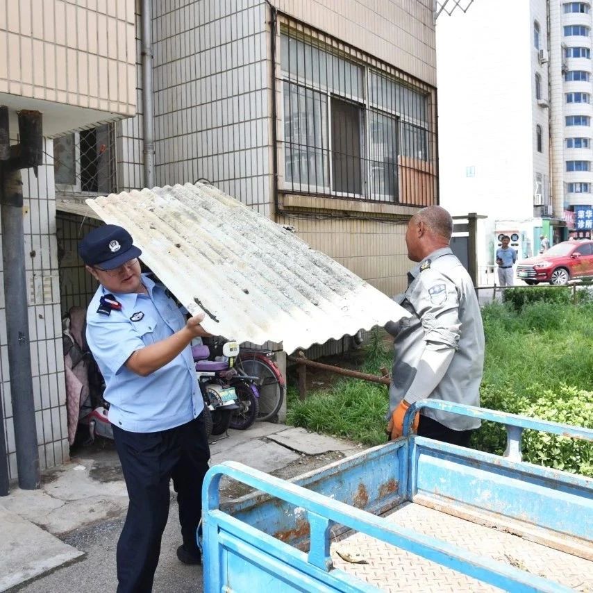 锈管支危棚 石棉藏隐患 烟台黄渤海新区金城小区拆除违建雨棚