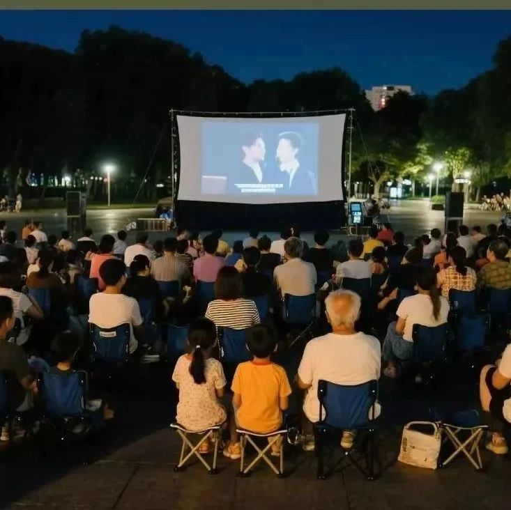 2025年“夏令广场”主题电影放映活动持续进行中！夏夜晚风，免费看大片→