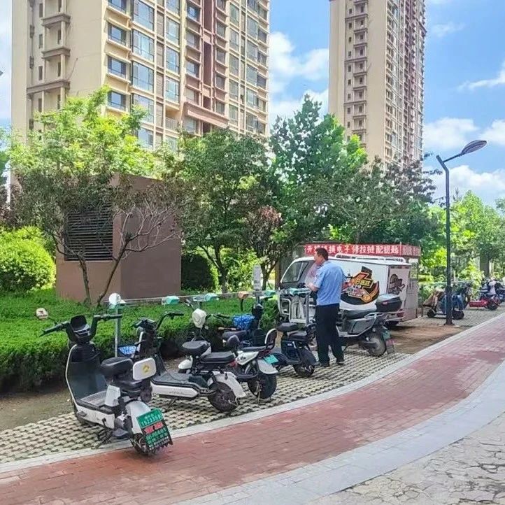 烟台黄渤海新区：整治楼道电动车乱停放 守护居民“生命通道”