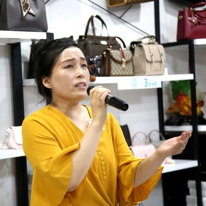 她是莱州村歌大赛的“破圈”黑马！一起走进这位箱包店老板娘的“跨界人生”······