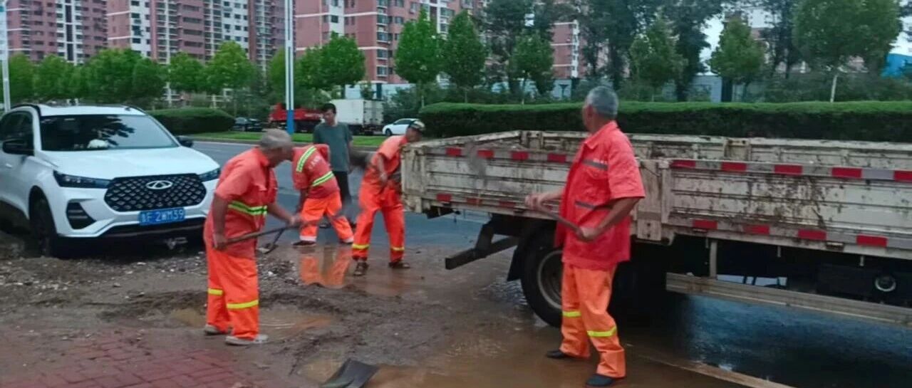 凌晨战暴雨，他们逆雨而行守护城市安全！