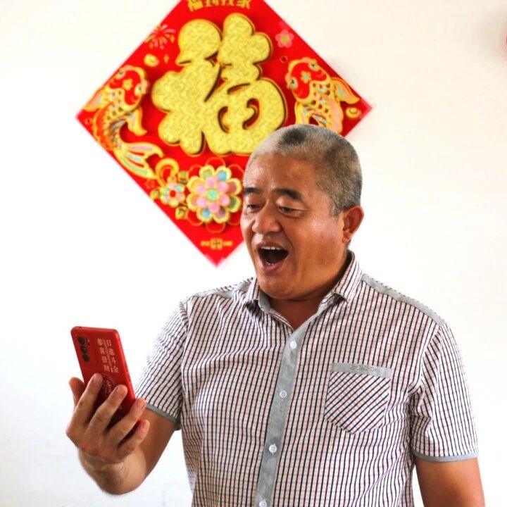 村歌大赛惊现“宝藏男高音”！白天丈量窗户，晚上丈量音高！一起来看这位莱州大哥的“双面人生”！