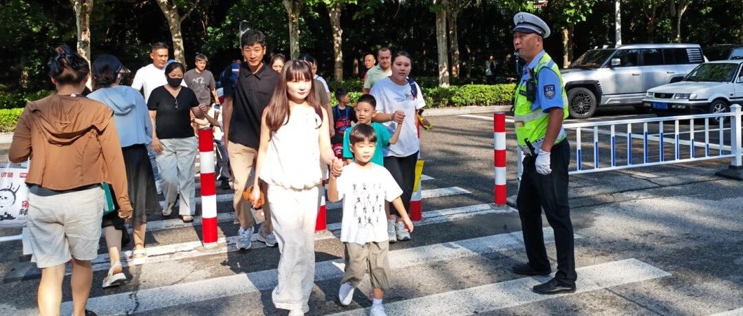 开学首日，烟台交警全力护航！