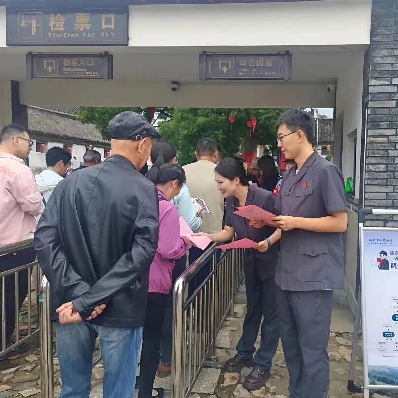 节日我在岗｜法治护航“不打烊” 绘就栖霞安心游