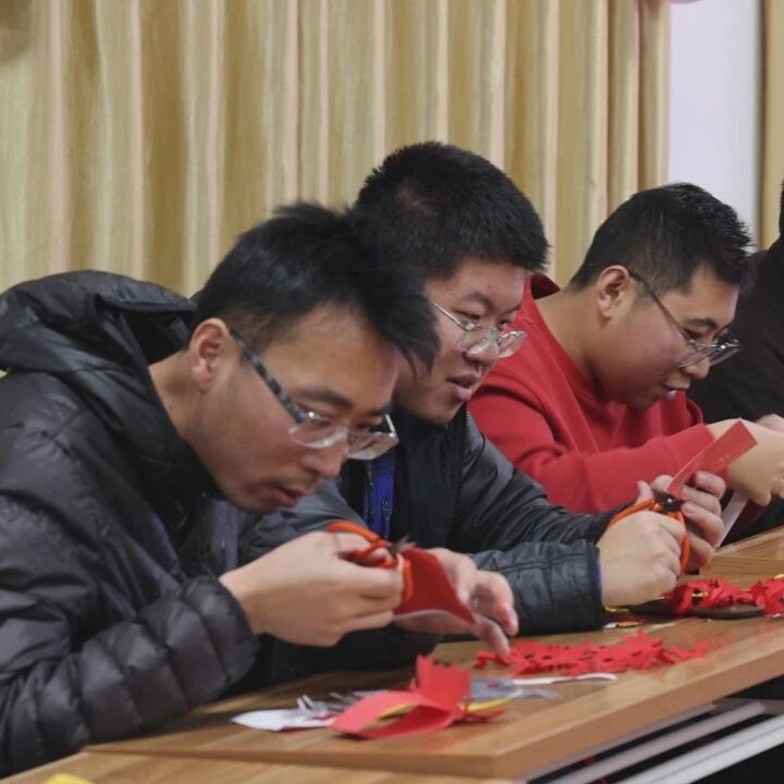 “美育进书院”非遗剪纸走进栖霞市庄园街道龙腾社区