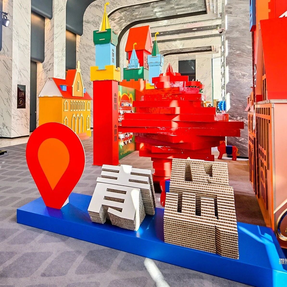 栖霞苹果“炫”到青岛，苹果熊“艾皮奥”萌翻2025微博媒体伙伴会