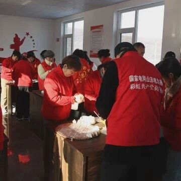 爱心接力绘就一幅“真情满栖霞”的温暖画卷