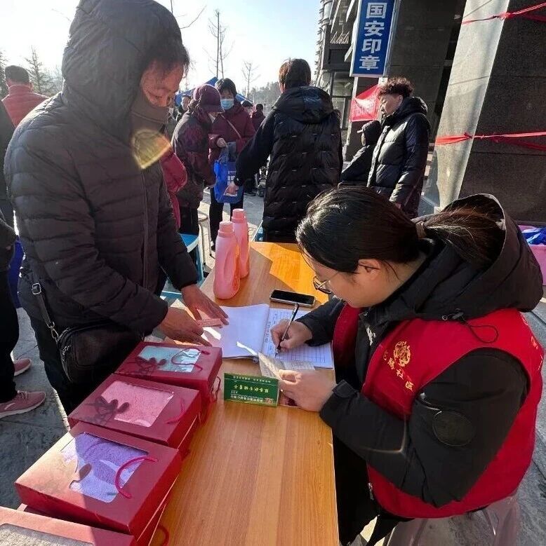 爱心捐赠暖人心 栖霞龙腾社区温情守护民生福祉