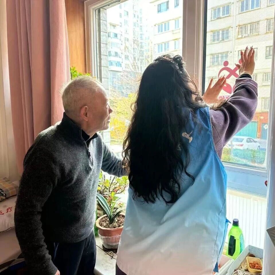 温馨！社区与老人开启“窗帘之约”