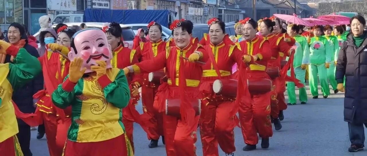 莱山区解甲庄街道“潮韵游园会”热闹开场，把传统年俗