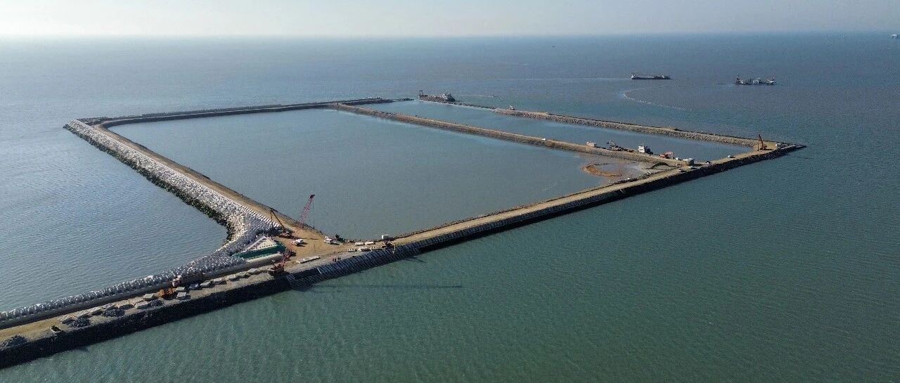 32个巨型沉箱全部精准就位 烟台港海阳港区东港池1#、2#通用泊位建设闯过关键关