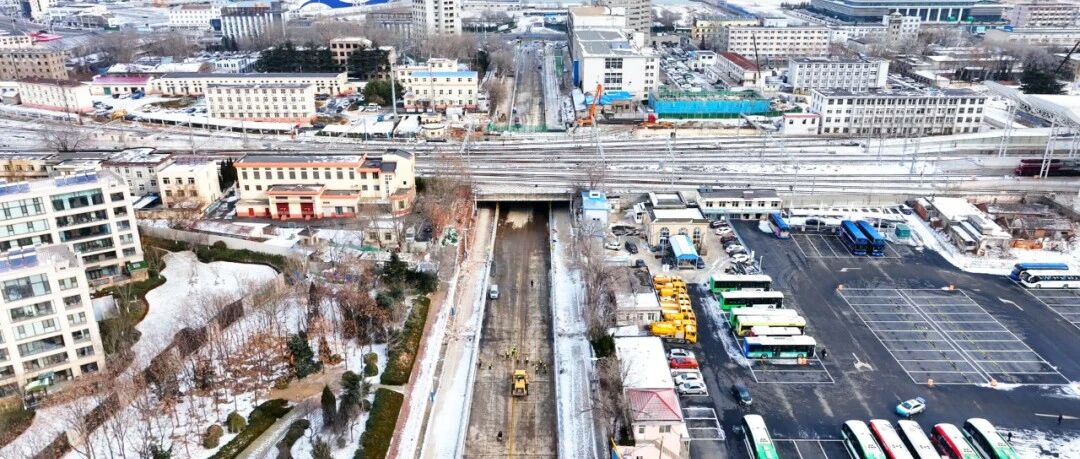 青年路铁路框架桥拓宽工程主路通车