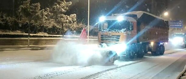 寒夜里的“滚烫”身影：直击芝罘区清雪除冰第一线