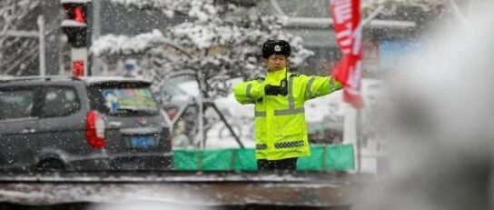 央媒聚焦！烟台公安交警抗雪保畅硬核守护