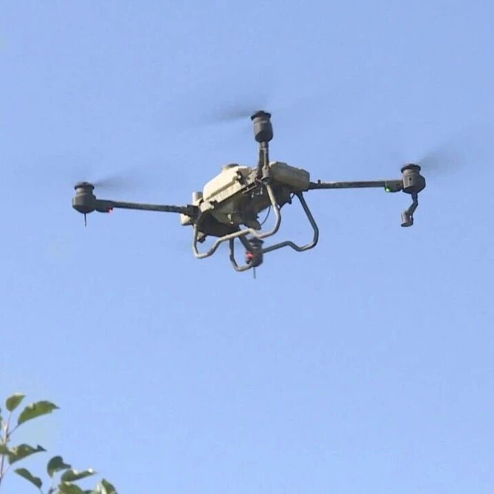 无人机飞进“田间课堂”，栖霞市高素质农民化身科技“推广员”