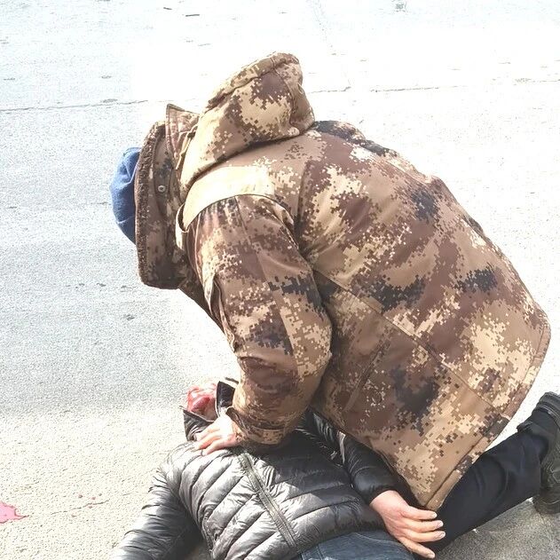 南关市场“惊魂”一刻！莱州这位救援员跪地紧急救助！
